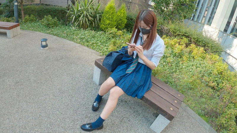 制服姿のまま、四つん這いや背面騎乗位でのエッチなポーズ！清楚な見た目とのギャップに興奮必至！の画像1