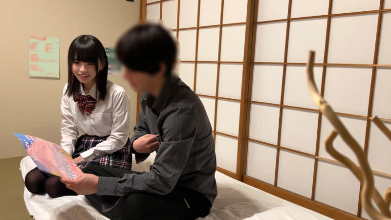 画像紹介:制服女子の癒しと興奮、キスから始まる本番盗撮の瞬間の画像1